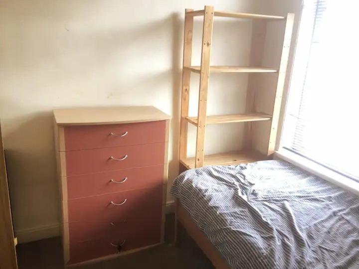 Single Room - Town & University Nearby, 24H Bus, Airport-Linked Manchester Bagian luar foto