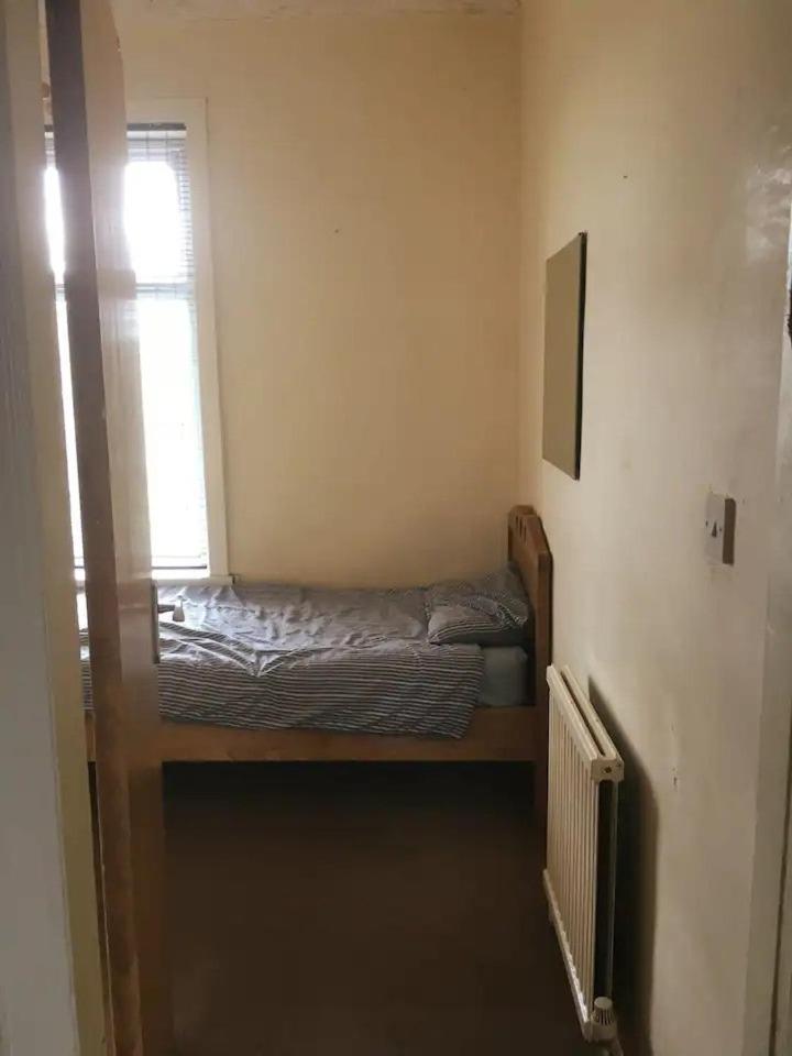 Single Room - Town & University Nearby, 24H Bus, Airport-Linked Manchester Bagian luar foto