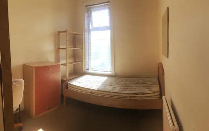 Single Room - Town & University Nearby, 24H Bus, Airport-Linked Manchester Bagian luar foto