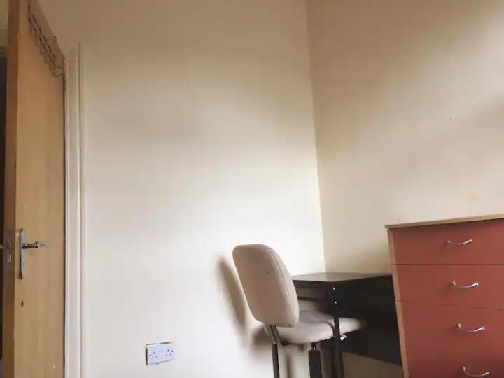 Single Room - Town & University Nearby, 24H Bus, Airport-Linked Manchester Bagian luar foto